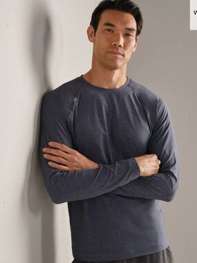 RHÔNE Reign Long Sleeve T in Midnight Heather. Anti Odor. SPF 50+. Raglan. EUC